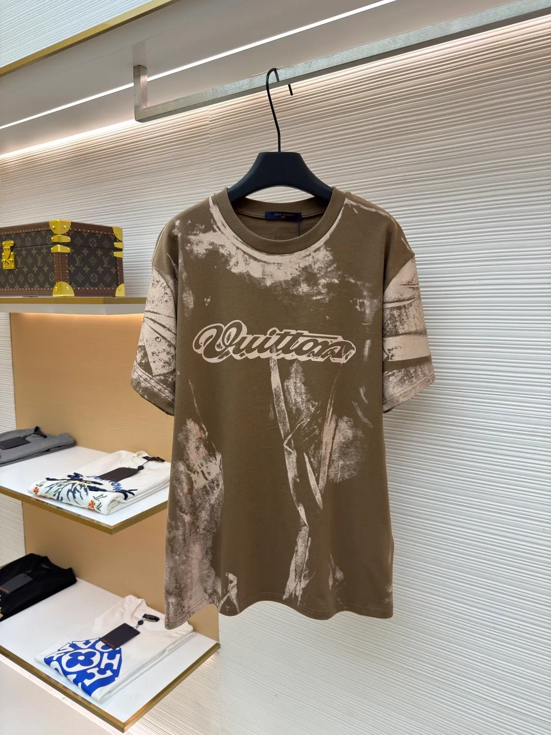 LOUIS VUITTON Overprinted round neck illusion printed short-sleeved T-shirt ●Original version: Purchased and developed by 8563 ●Item number: 1682465-A20 ●Fabric: 100% cotton ●Technology: Printing ●Color: Khaki brown ●Version: Fitted version ●Weight: about 305 grams ●Size: S-M-L-XL ●Description: This Louis Vuitton tie-dye lettered short-sleeved T-shirt is made of 260g high-count combed cotton fabric. It has been treated with pre-wash water. The fabric has a soft and skin-friendly touch and a crisp texture, while effectively avoiding the problem of shrinkage and deformation after wearing. The body of the garment uses hand-made tie-dye technology to present a mottled and smudged texture effect. The tie-dye pattern of each piece is unique. It is paired with the classic "Vuitton" letter logo created by embossed silicone printing technology. The printing is processed by high-temperature lamination, which has strong adhesion and is not easy to fall off and crack. The neckline is sewn with double-needle hemming technology and is paired with a ribbed edge design, which is durable and not easy to loosen. The side seams are spliced ​​with embedded clip technology to make the body lines smoother. The overall fabric selection and craftsmanship details continue the brand's high-end clothing standards, taking into account both design and practical wearability. The overall wiring is straight and delicate, the fabric is comfortable and soft, and the color is consistent without color difference. It can be matched with the same style to create a fashionable look and control various occasions. Customized accessories, complete with three standards, same style for men and women!